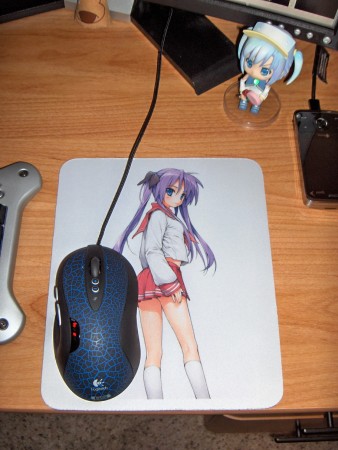 Kagami doesn't know what to think of this new mouse... Ink-tan stares...